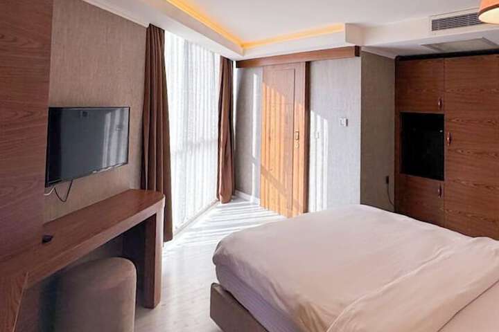 Room 4 of 40