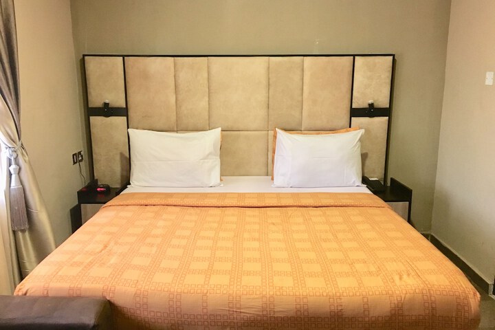Room 6 of 17