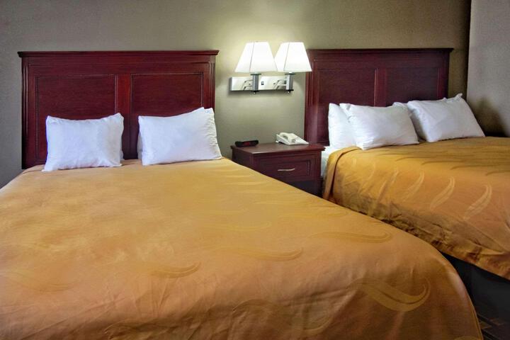 2 Queen Beds (1 of 13)