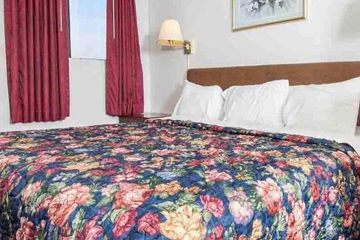 1 Queen Bed (5 of 7)