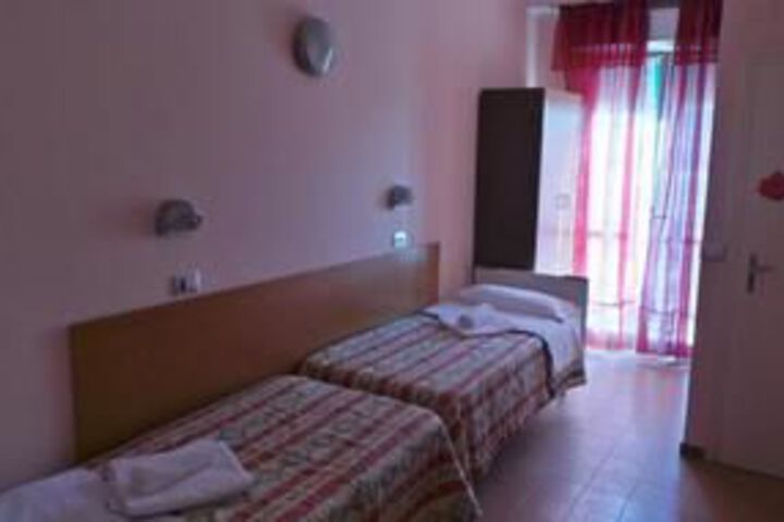 Room 13 of 33
