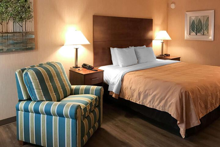 1 King Bed Business Room (1 of 12)