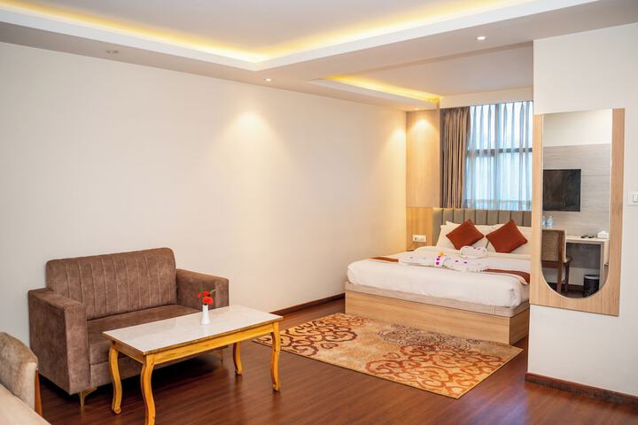 Room 4 of 8