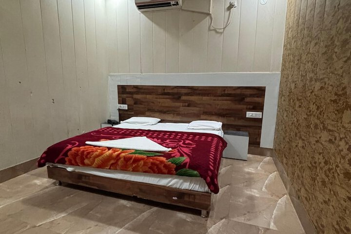 Room 6 of 9