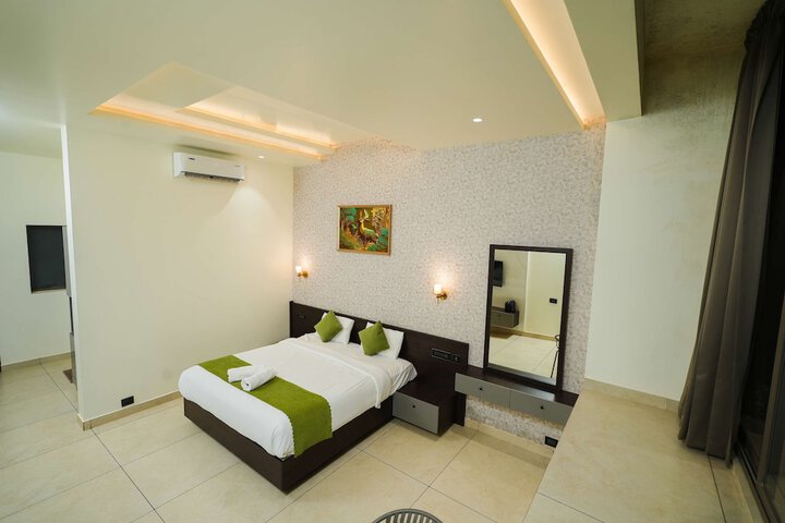 Room 4 of 27