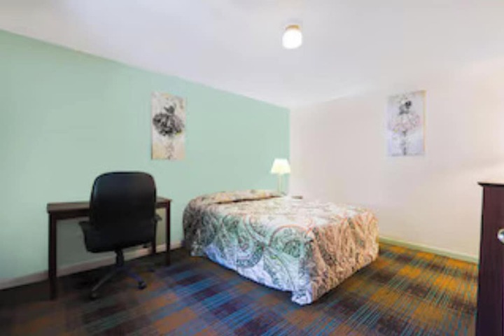 1 Queen Bed (3 of 4)