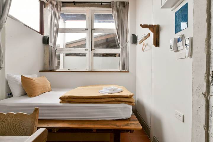 Room 2 of 6