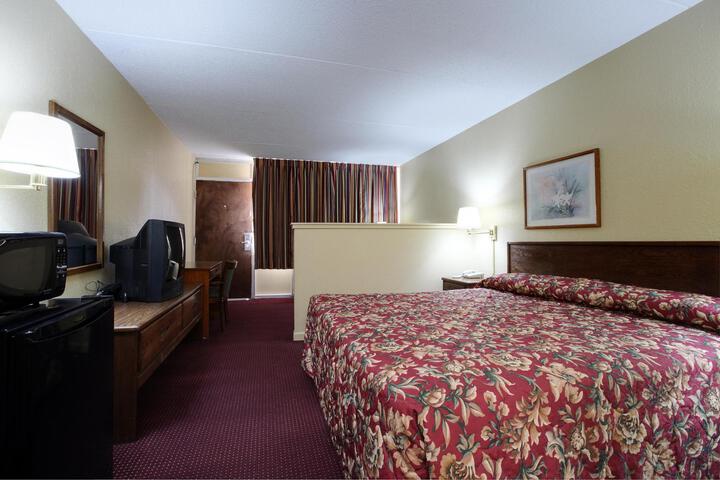 1 King Bed - Free WiFi, Microwave, Minifridge Coffeemaker Balcony Hairdryer (1 of 5)