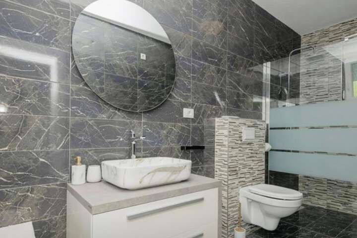 Room 8 of 25