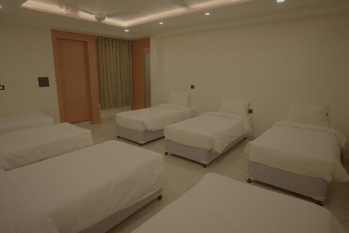 Room 6 of 28