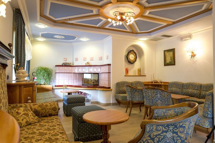Lounge 73 of 91