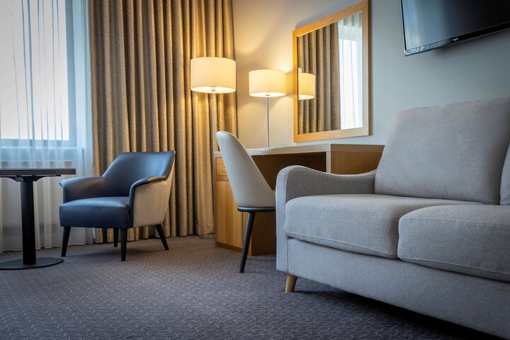 Room 22 of 100