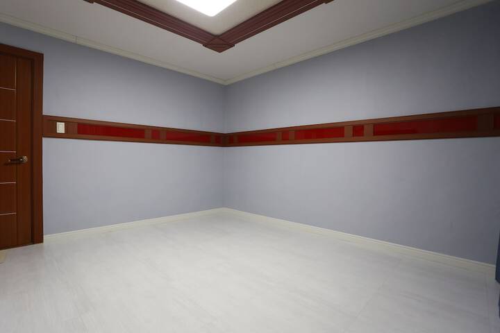 Room 16 of 32