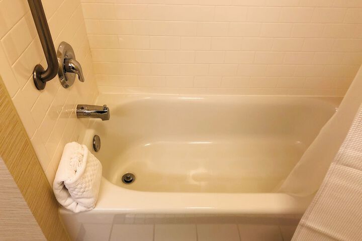 Deep soaking bathtub