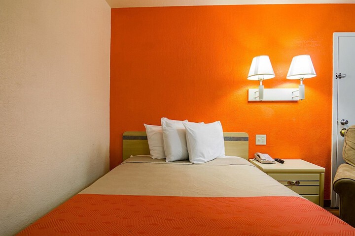 Room 10 of 32
