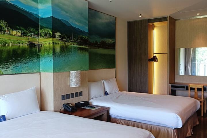 Room 32 of 153