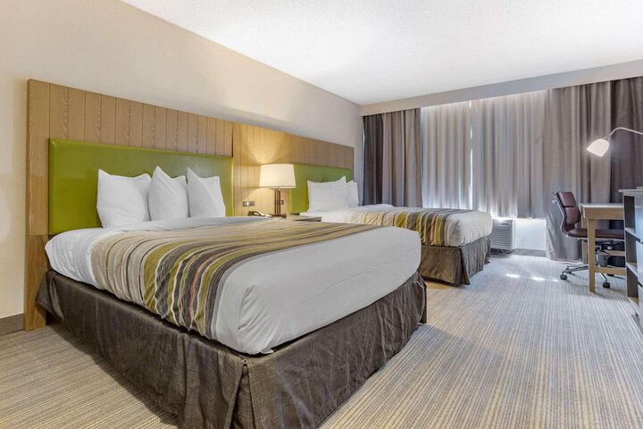 2 Queen Beds (9 of 10)