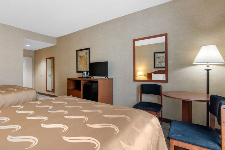 1 Queen Bed (13 of 14)