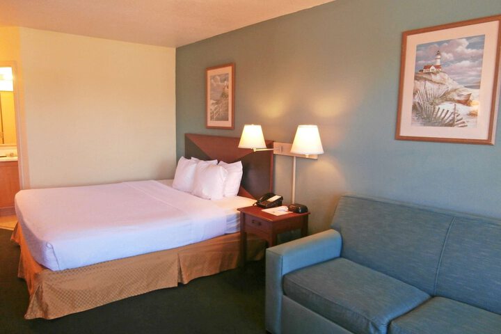 1 King Bed (3 of 6)