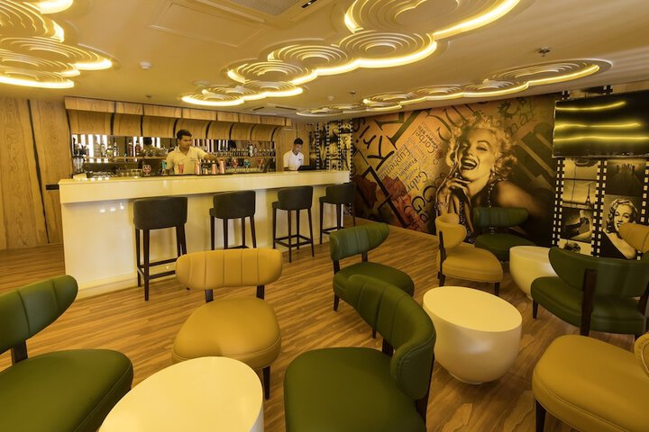 Lounge 26 of 35