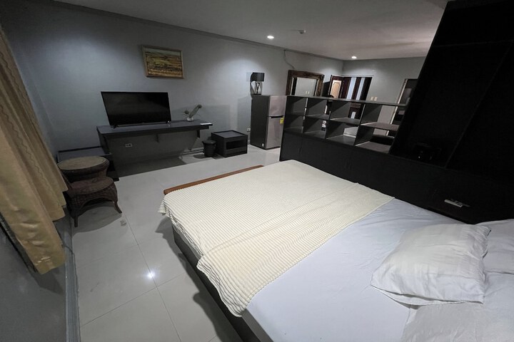 Room 6 of 28