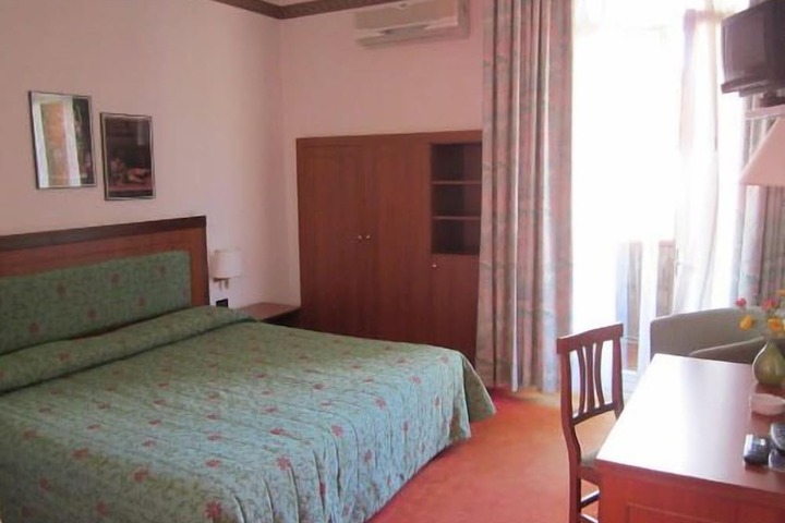 Room 6 of 42