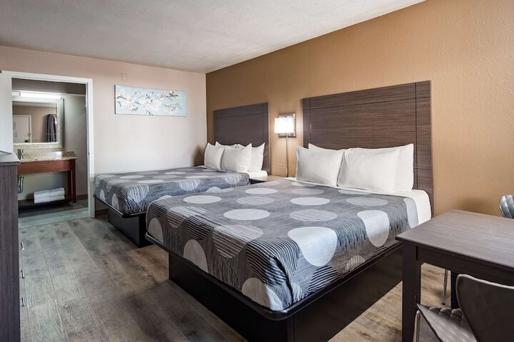 1 Queen Bed Flat Screen Television Microwave and Refrigerator High Speed Internet AC (8 of 18)