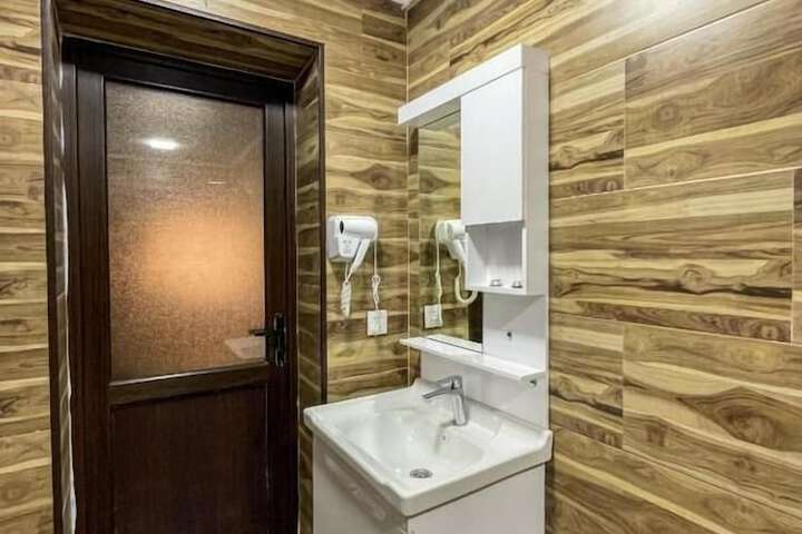 Room 9 of 20