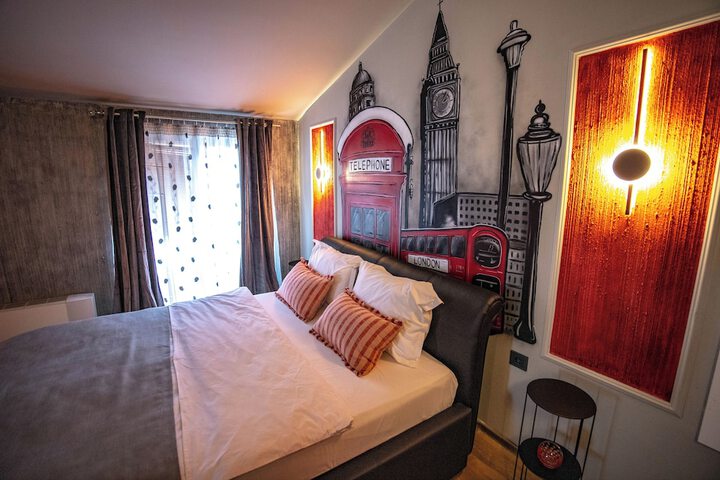 Room 12 of 37