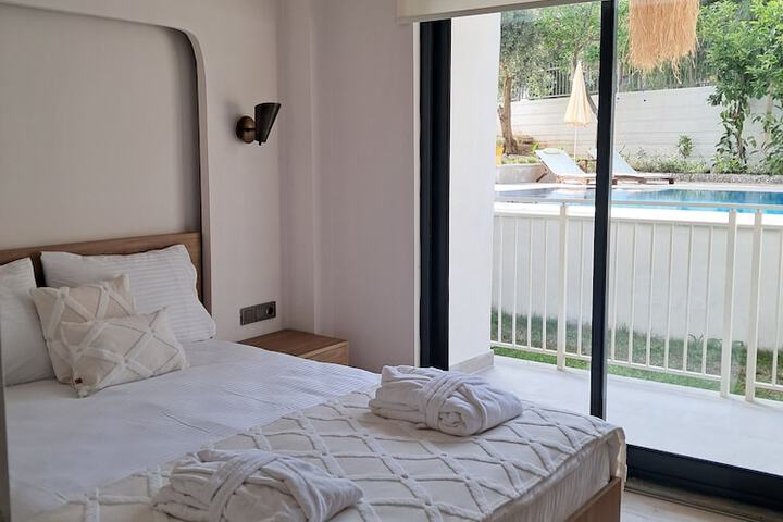 Room 8 of 80