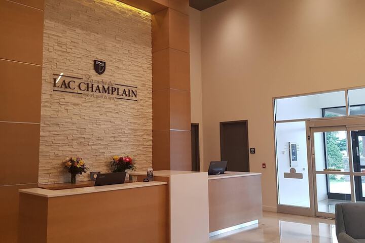 Exterior of Hotel du Lac Champlain an Ascend Collection Hotel