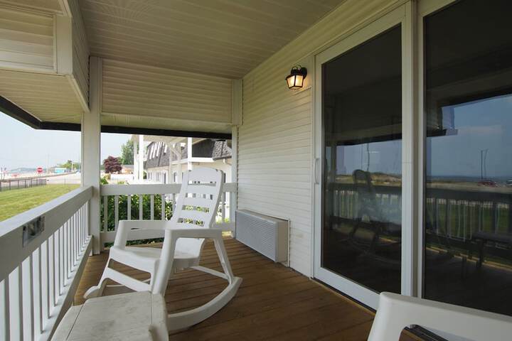 Economy Queen Bed Lake View Patio (31 of 82)