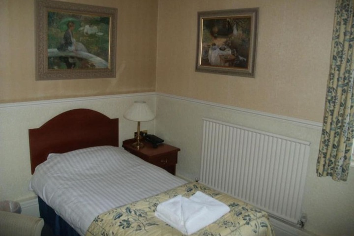 Room 9 of 25