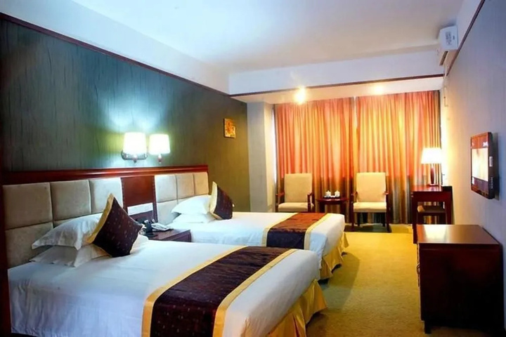 Room 4 of 8