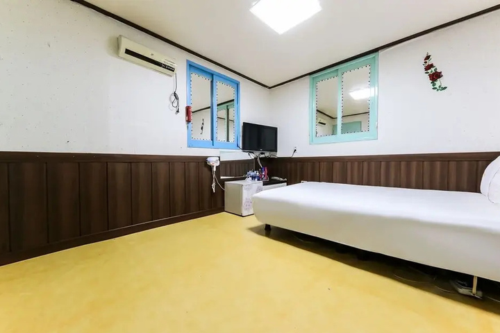 Room 6 of 11