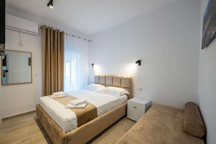 Room 68 of 163