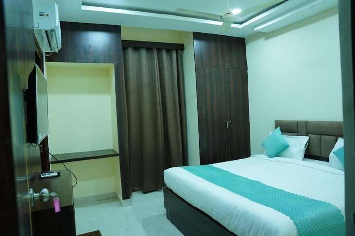 Room 12 of 16