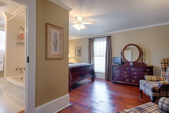 Room 4 of 16
