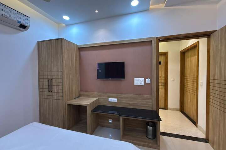 Room 7 of 12