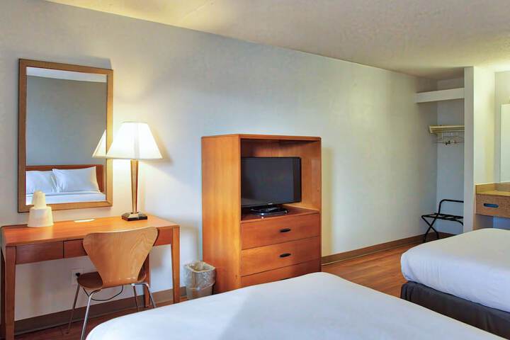 Room 6 of 17