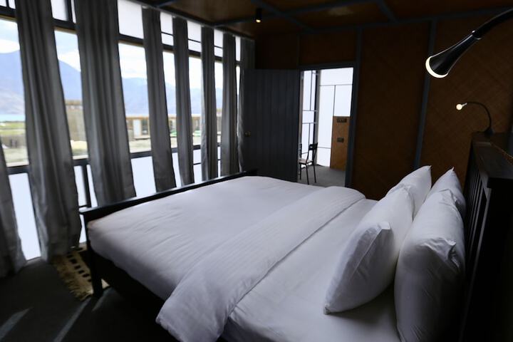 Room 5 of 12