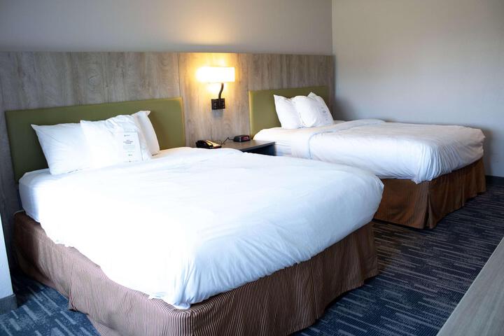 2 Queen Beds (1 of 7)