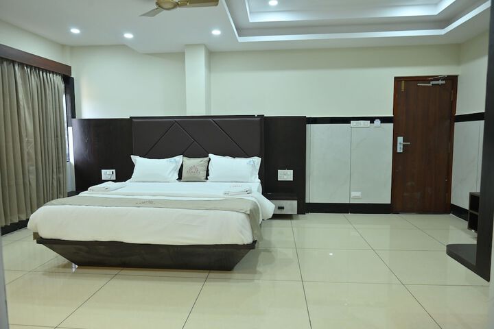 Room 5 of 16