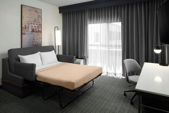 Room 10 of 33