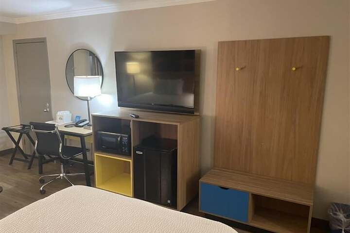 1 King Bed Deluxe Room (4 of 7)