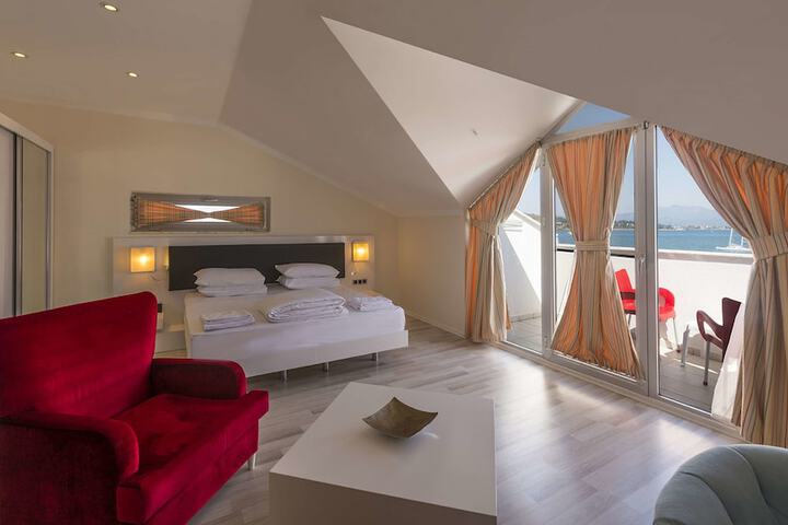 Room 9 of 47