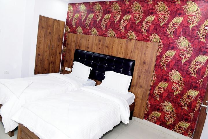 Room 5 of 12