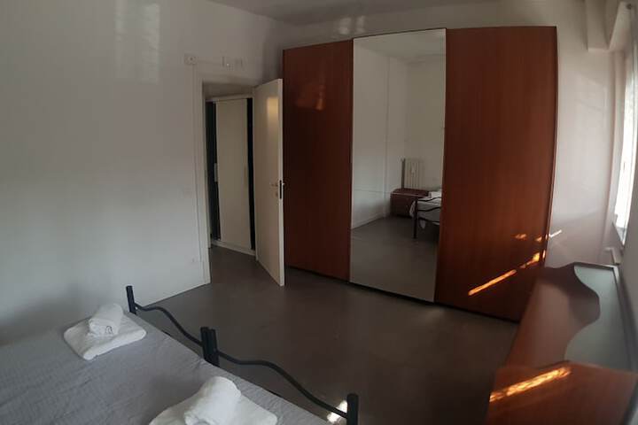 Room 6 of 103