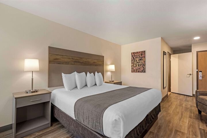 1 King Bed Pillow Microfridge Full Breakfast (2 of 12)
