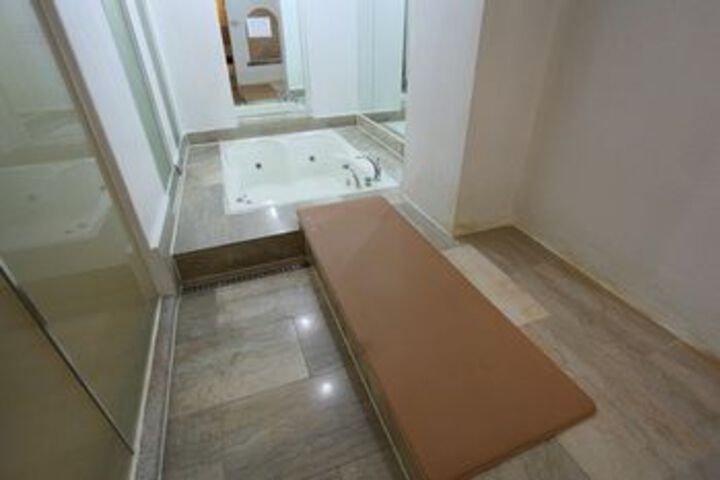 Room 4 of 61